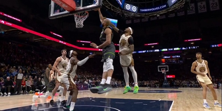 mk-翻江倒海！戈贝尔轻松揽下前场板 随后单臂暴扣打进还要加罚