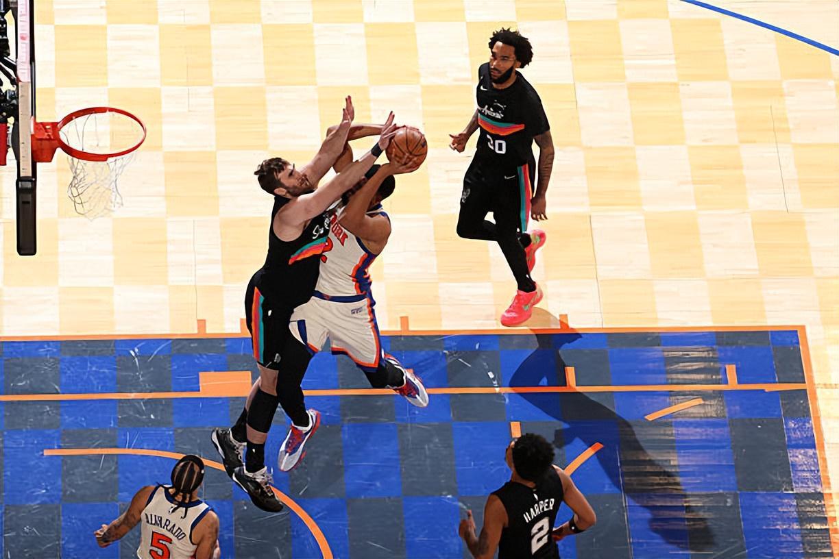 mk-表现正在逐渐下滑，马刺替补中锋的这份长约可能会成为垃圾合同？